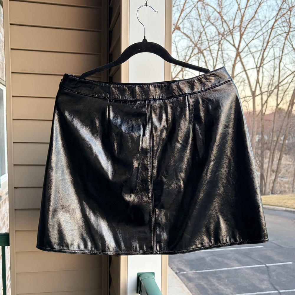 🆕 Theory Black Patent Texture Mini Skirt Size 10 Glossy Leather Designer Mini - Picture 4 of 12